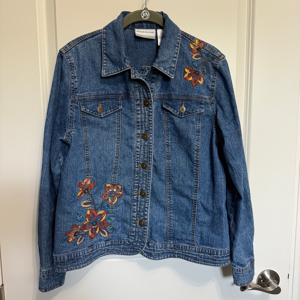 Vintage Denim Jean jacket w/Floral Embroidery 6P